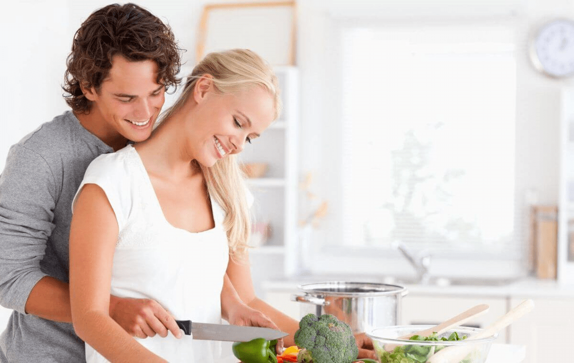 Una joven pareja cocina