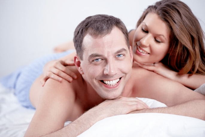 hombre y mujer en la cama