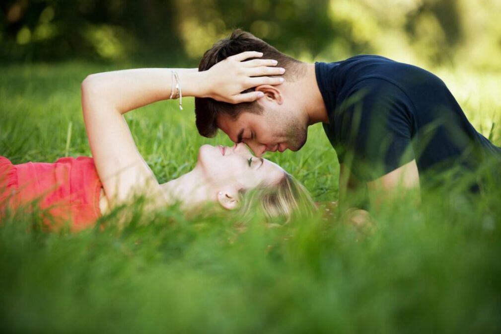 una mujer y un hombre que aumentaron la potencia con productos