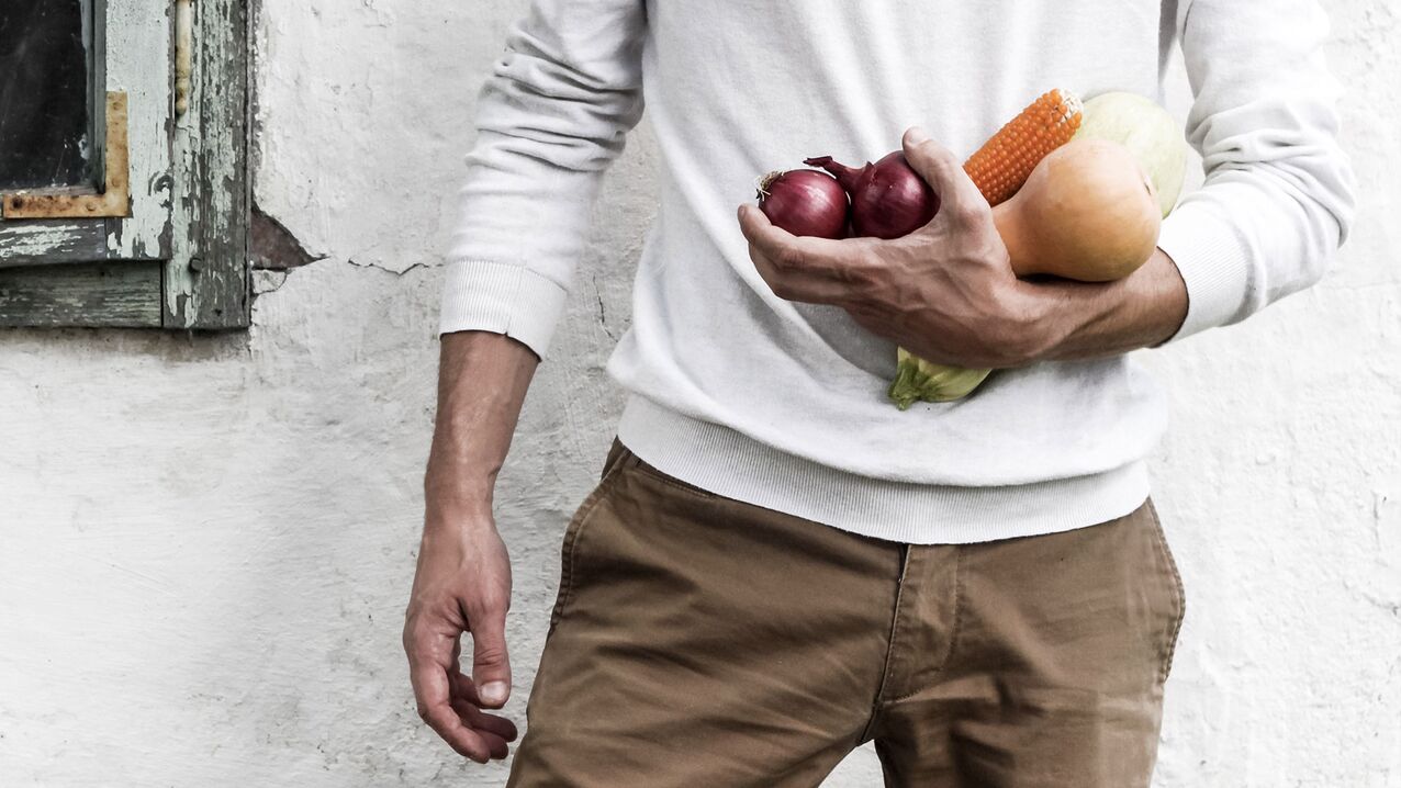 hombre con comida saludable para la potencia
