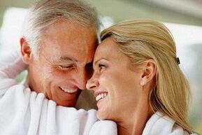 hombre feliz que aumentó su potencia después de los 50