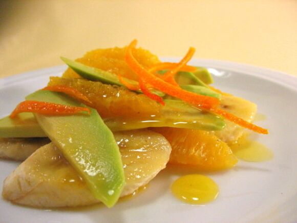 Ensalada de aguacate, plátano y naranja para una erección estable en un hombre